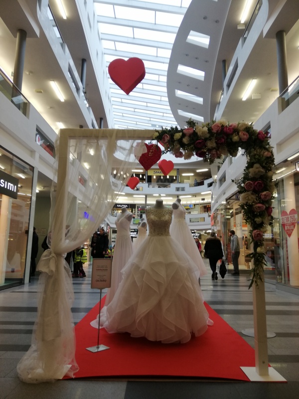 Výstava svatebních šatů a Valentýn ve Zlatém jablku